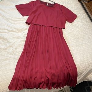 Piper & Scoot Nursing friendly Burgundy pleated midi dress